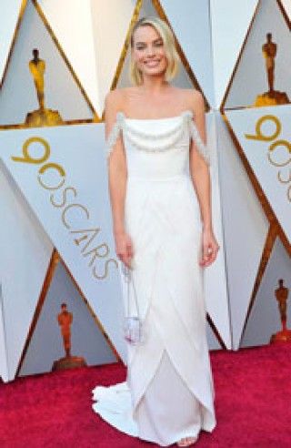 マーゴット・ロビー、プロモーション中に弟が突如登場でビックリ!?