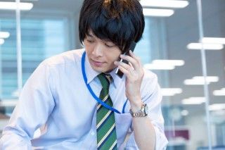 オフィスで働く白シャツ＆スーツ姿!中村倫也が超一流ホテルチェーンに勤めるデキる男を熱演！『オズランド　笑顔の魔法おしえます。』１