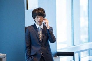 オフィスで働く白シャツ＆スーツ姿!中村倫也が超一流ホテルチェーンに勤めるデキる男を熱演！『オズランド　笑顔の魔法おしえます。』２