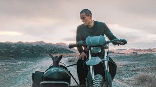 “野良犬同士”の奇妙な絆が共鳴する『ブラックドッグ』ポスタービジュアル&場面写真&予告編解禁