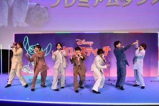 Travis Japanが80年代風の衣装とネオン輝く特別ステージで『リロ&スティッチ』エンドソングを歌唱!3