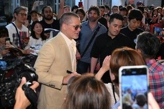 ブラッド・ピット≪超高速≫来日で舞台挨拶に登壇!『F1(R)/エフワン』熱狂的ファンたちと法被姿で三本締め!3