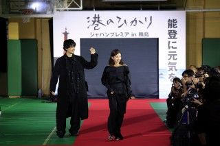 舘ひろし、眞栄田郷敦、尾上眞秀、黒島結菜、斎藤工ら総勢7名の豪華キャスト&監督が、ロケ地・輪島市でレッドカーペットを闊歩!映画『港のひかり』ジャパンプレミア実施3