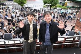 山田裕貴&佐藤二朗、ゲリラチラシ配りで新宿“爆発寸前”!『爆弾』雨の中、街頭演説で公開前最後のお願い1