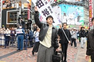 山田裕貴&佐藤二朗、ゲリラチラシ配りで新宿“爆発寸前”!『爆弾』雨の中、街頭演説で公開前最後のお願い2