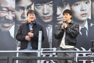 山田裕貴&佐藤二朗、ゲリラチラシ配りで新宿“爆発寸前”!『爆弾』雨の中、街頭演説で公開前最後のお願い3