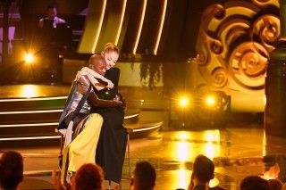 シンシア・エリヴォ&アリアナ・グランデが「ウィキッド・スペシャル:忘れられない一夜」で圧巻のパフォーマンスを披露!1