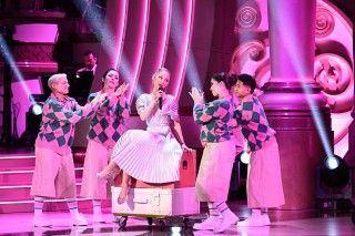 シンシア・エリヴォ&アリアナ・グランデが「ウィキッド・スペシャル:忘れられない一夜」で圧巻のパフォーマンスを披露!2