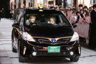 倍賞千恵子がサプライズで木村拓哉の誕生日を祝福!『TOKYOタクシー』通天閣タクシーセレモニー3