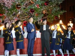 映画「迷宮のしおり」コラボ 横浜赤レンガ倉庫クリスマスツリー点灯式で河森監督と新しい学校のリーダーズが語るロケ地横浜への想いとクリスマスの理想1