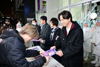 コスプレのSHIORI隊15名を引っ提げSUZUKA・原田泰造・寺西拓人が池袋でのゲリラチラシ撒き大盛況!『迷宮のしおり』イベントレポート2