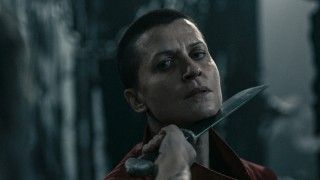 2026年の初撃はミラ・ジョヴォヴィッチ!『ロストランズ』魔女 VS 処刑人死の攻防 緊迫の本編映像解禁2