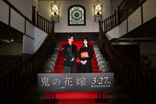 永瀬廉&吉川愛が劇中衣装で結婚式場に登場!「心の中で“恋人繋ぎ”して一丸に」『鬼の花嫁』製作報告会1