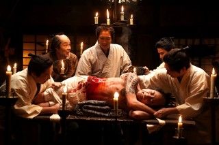 目の前にある命を救え!『幕末ヒポクラテスたち』蘭方医が前代未聞の手術に挑む 緊迫の本編シーン解禁