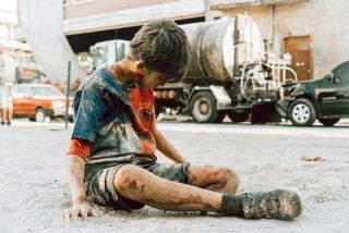 『バグダッド・メッシ 片足のサッカー少年』映画冒頭銃撃戦シーン&池上彰解説文&メイキング写真4点&追加場面写真2点1