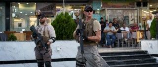 『バグダッド・メッシ 片足のサッカー少年』映画冒頭銃撃戦シーン&池上彰解説文&メイキング写真4点&追加場面写真2点2
