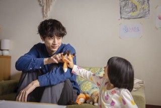 倉田瑛茉ちゃんとの遊びに坂口健太郎も笑顔がこぼれる『私はあなたを知らない、』メイキング映像解禁1