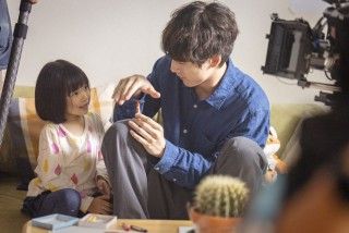 倉田瑛茉ちゃんとの遊びに坂口健太郎も笑顔がこぼれる『私はあなたを知らない、』メイキング映像解禁2