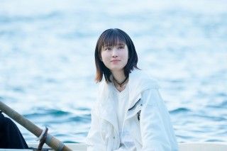 『時給三〇〇円の死神』場面写真解禁!死神らしからぬキュートな笑顔を魅せる福本莉子、西畑大吾との切ない表情も2