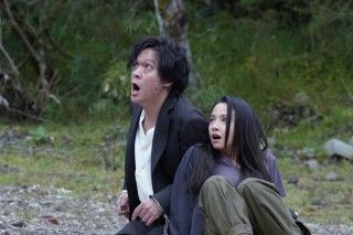 手錠で繋がれた記憶喪失の二人、横転したパトカー、大金、麻薬『薔薇の鎖』場面カット解禁2