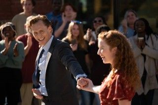 「サンキュー、チャック」トム・ヒドルストンらがダンスシーンを振り返る映像、著名人コメント公開