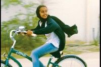 少女は自転車にのって