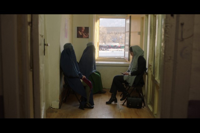明日になれば アフガニスタン 女たちの決断 の上映スケジュール 映画情報 映画の時間