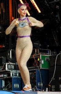 ケイティ・ペリー、TV生放送ライブは前撮りだった！