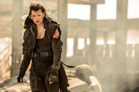 本作待望の場面写真が遂に解禁！激しい戦闘の様子を想起させるアリスの姿が…！映画『バイオハザード：ザ・ファイナル』