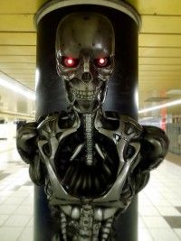 柱から最新型ターミネーター＜REV-9＞が襲ってくる！？東京メトロ 新宿駅に３Dターミネーター柱巻が出現