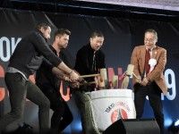 東京コミコンにジュード・ロウら豪華海外ゲスト降臨！クリス・ヘムズワースがムジョルニアで鏡開き