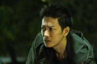 鋭い目つき、険しい表情…佐藤健が短髪で容疑者役を熱演『護られなかった者たちへ』場面写真解禁