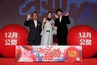 永野芽郁＆佐藤健登壇『はたらく細胞』製作発表会！史上初《世界最小マイクロポスター》を顕微鏡でお披露目