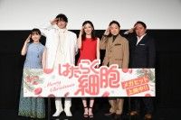 “細胞”ツリーの前で記念撮影！永野芽郁、佐藤健のエール交換に会場大熱狂『はたらく細胞』メガヒット！記念舞台挨拶