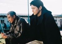 『港のひかり』眞栄田郷敦が目の見えない少年・幸太の成長した姿を好演！新スチール4点解禁