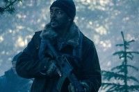 『エレベーション 絶滅ライン』本予告・場面写真解禁―人類絶滅寸前の世界で息子を救うため奮闘する
