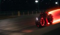 『トロン：アレス』本編クリップ解禁 赤いネオン輝くライトサイクルが現実世界を縦横無尽に駆け抜ける―！
