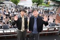 山田裕貴&佐藤二朗、ゲリラチラシ配りで新宿“爆発寸前”!『爆弾』雨の中、街頭演説で公開前最後のお願い