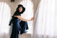 窓から脱出する田中麗奈、真っ赤なシャツの森崎ウィン『黄金泥棒』場面写真19点一挙解禁