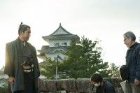 本木雅弘〈孤立無援の城主〉×菅田将暉〈幽閉された天才軍師〉『黒牢城』メイキング写真&現場レポート解禁