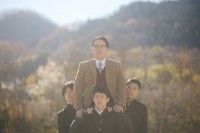 「教育か、支配か―ピエール瀧が校庭で生徒の騎馬に君臨する『NEW GROUP』“謎の校長”場面写真解禁」イメージ画像