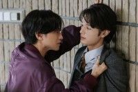 神崎麗司(中島健人) VS 渕上颯真(塩野瑛久)『ラブ≠コメディ』“怒りの壁ドン”シーンが解禁