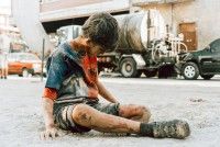 『バグダッド・メッシ 片足のサッカー少年』映画冒頭銃撃戦シーン&池上彰解説文&メイキング写真4点&追加場面写真2点
