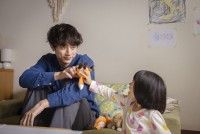 倉田瑛茉ちゃんとの遊びに坂口健太郎も笑顔がこぼれる『私はあなたを知らない、』メイキング映像解禁