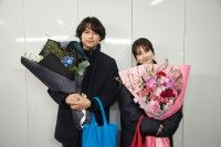 松村北斗＆今田美桜が語る登場人物それぞれの優しさ『白鳥とコウモリ』クランクアップ写真解禁