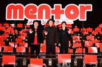 『mentor』大ヒット御礼舞台挨拶！磯村勇斗＆末澤誠也W主演コンビが熱いハグを披露
