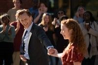 「サンキュー、チャック」トム・ヒドルストンらがダンスシーンを振り返る映像、著名人コメント公開