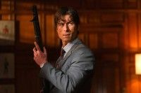 グレン・パウエル主演のブラックな遺産相続劇「大富豪になるための正しい殺し方」