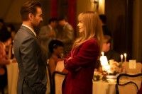 コリン・ファレル×マーゴット・ロビー「ビューティフル・ジャーニー ふたりの時空旅行」。運命の出会いを果たす“雨の結婚式...