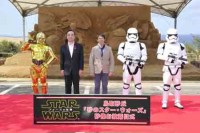“砂のスター・ウォーズ”がついに完成！C-3POと共に新デザインのストームトルーパーも視察に登場